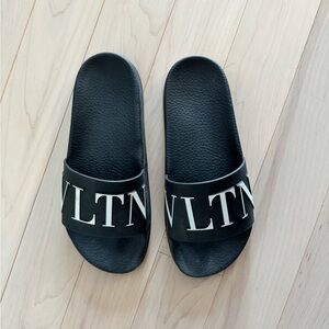 VALENTINO VLNT Black pool slides size 38
